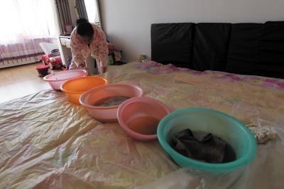 伊通楼上漏水，住户失联，小区没物管，业主维权难！律师来支招……
